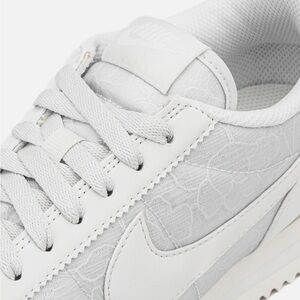 Nike WOMENS LIFESTYLE SHOE CORTEZ White Sneakers Size 8 NIB